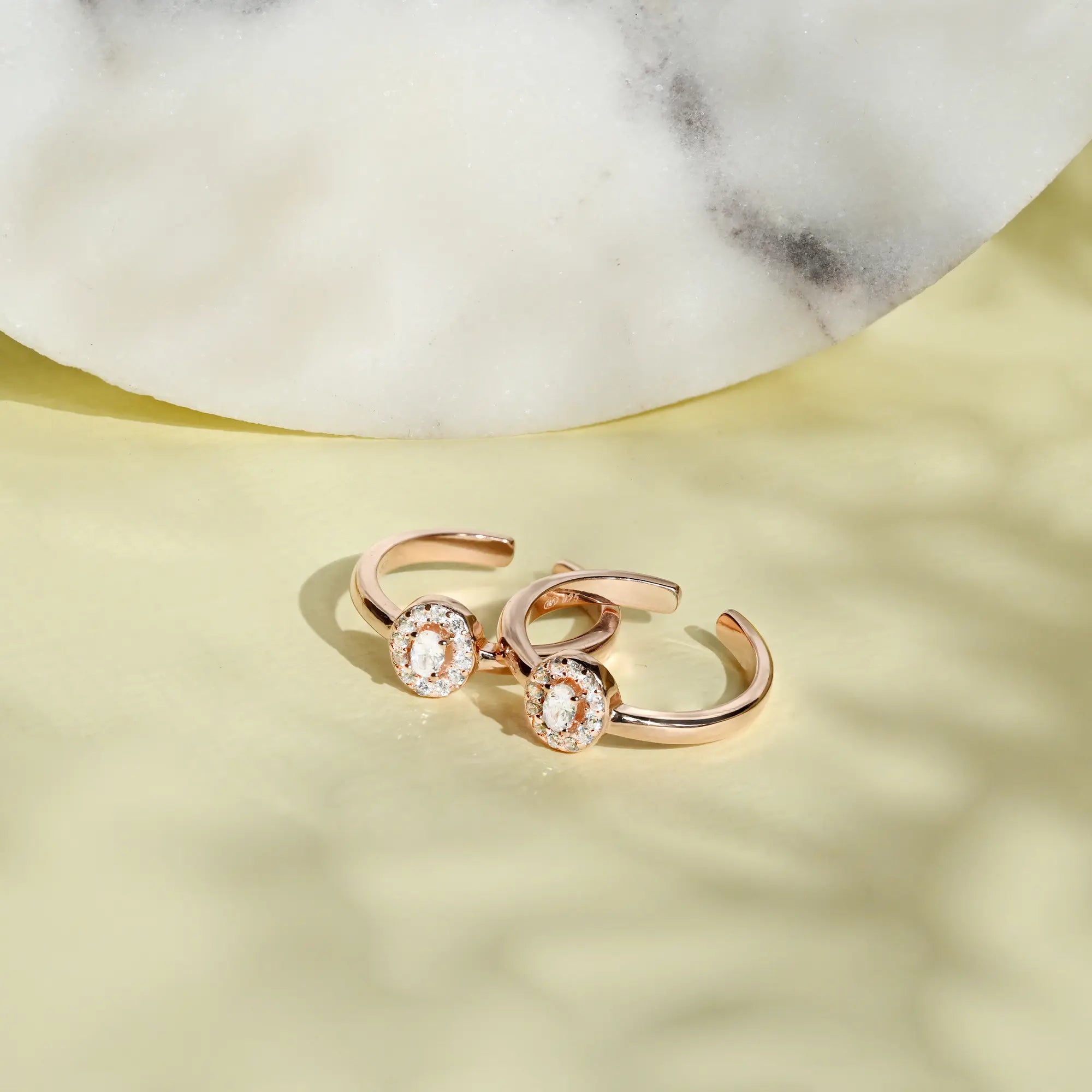 Multi-stone engagement rings-Centered Stone Toe Rings