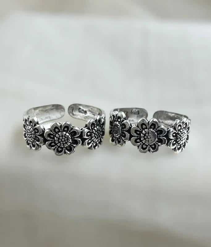 Vintage flair engagement rings-The Sahaj Silver Toe-Rings